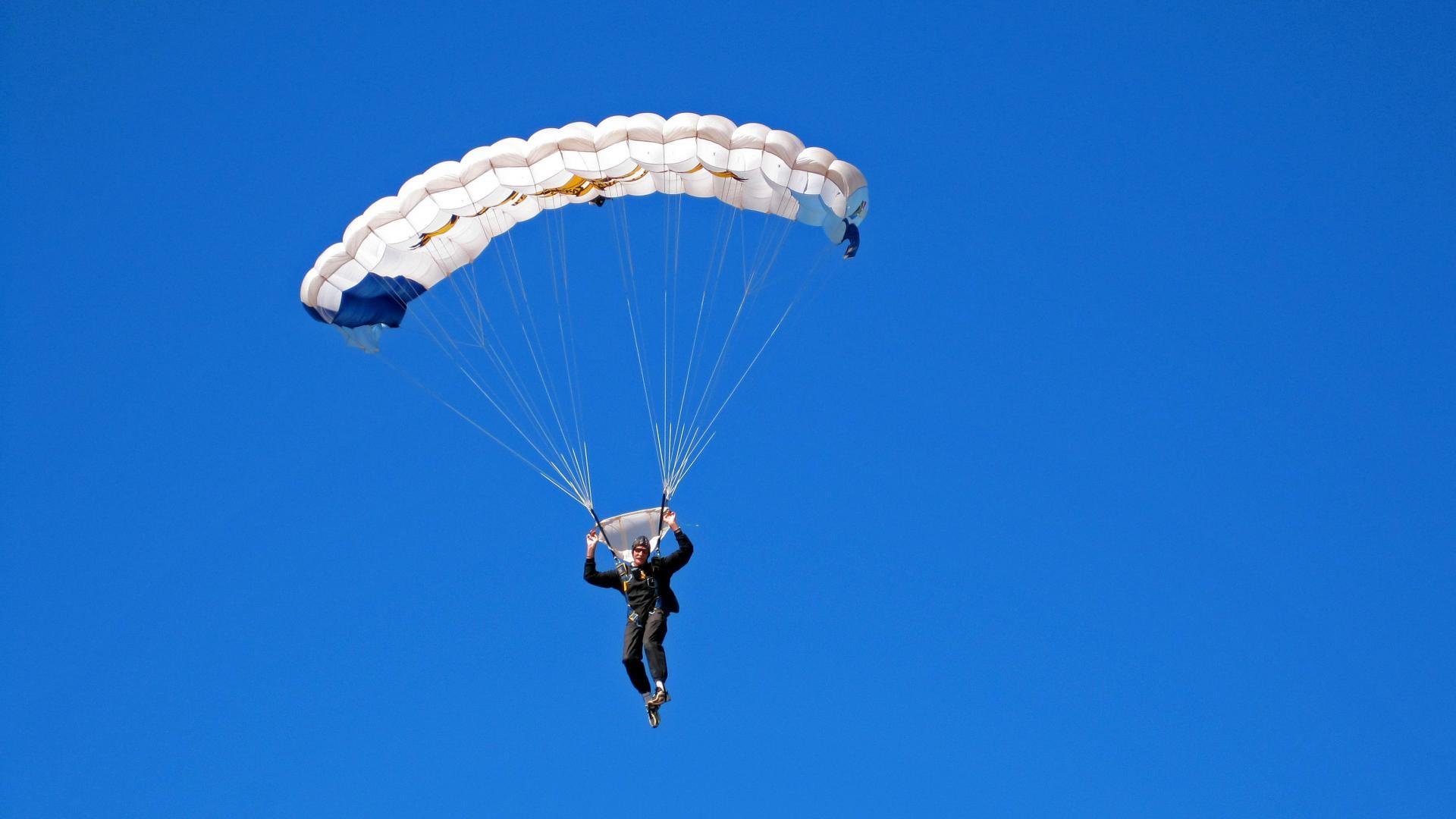 切尔西主场氛围热烈，球迷助威震场，切尔西足球队比赛