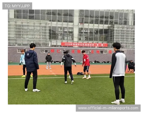 球员参与青少年技战术训练营 担任嘉宾教练，青少年足球战术意识培养研究