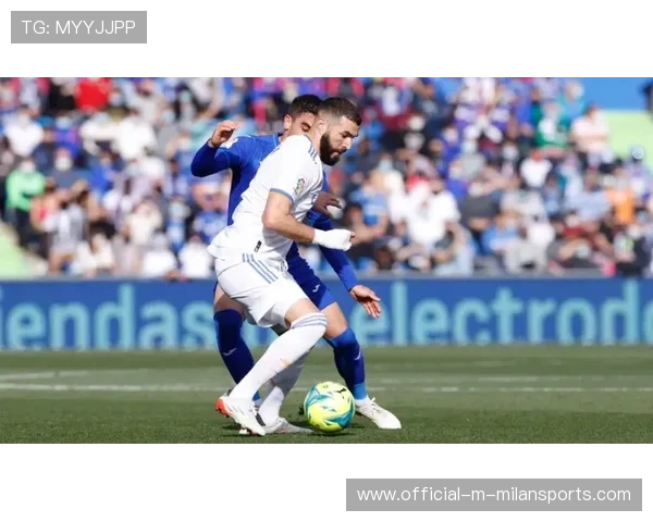 巴雷拉禁区边缘起脚劲射中柱弹出 巴雷拉禁区边缘起脚劲射中柱弹出